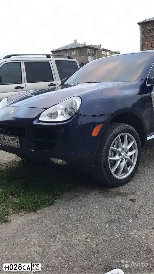 Фото автомобиля PORSCHE CAYENNE, 2004 — госномер Н028СА190. Цвет: СИНИЙ ТЕМНЫЙ