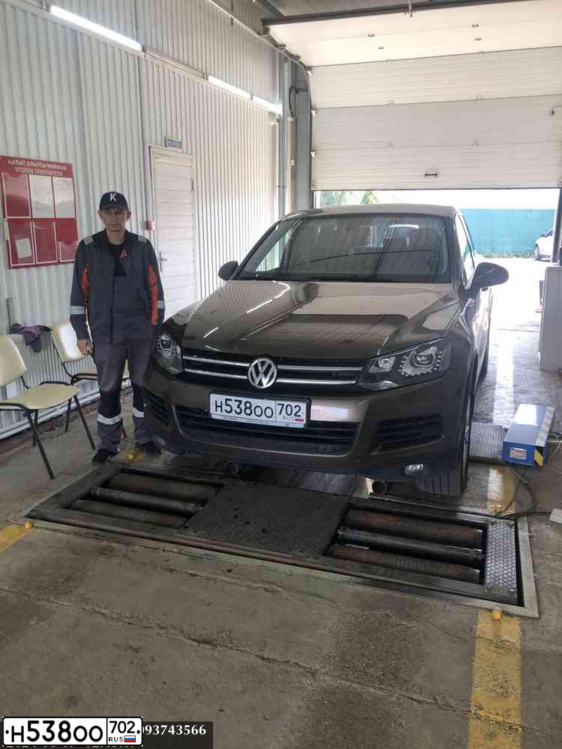 Фото автомобиля VOLKSWAGEN TOUAREG, 2010 — госномер Н538ОО702. Цвет: Коричневый