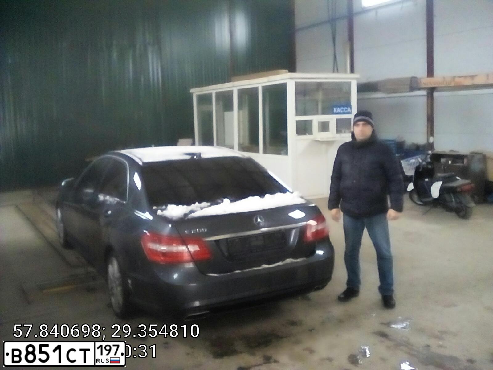 Фото автомобиля MERCEDES-BENZ E200, 2012 — госномер С291СМ60. Цвет: Серый