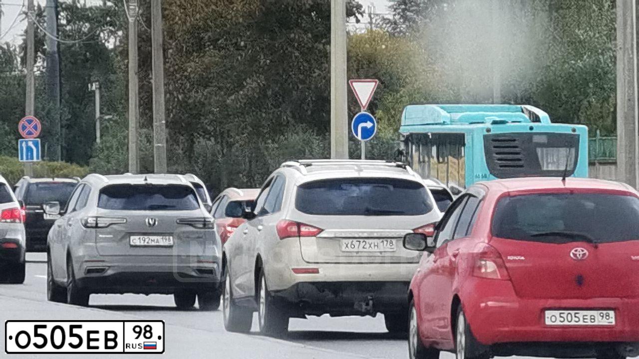 Фото автомобиля TOYOTA YARIS, 2007 — госномер О505ЕВ98. Цвет: Красный