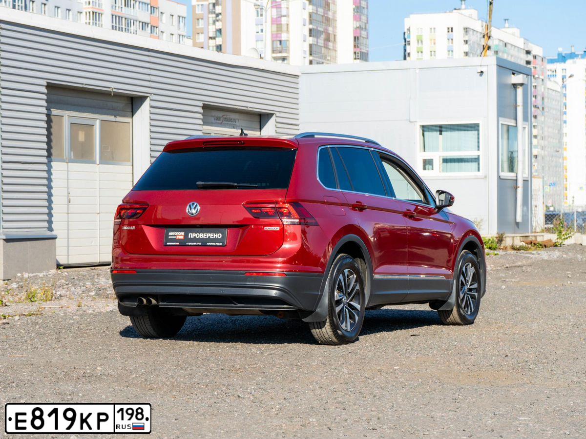 Фото автомобиля VOLKSWAGEN TIGUAN, 2019 — госномер Е819КР198. Цвет: КРАСНЫЙ