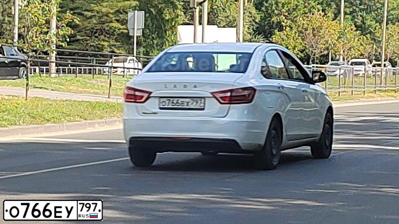 Фото автомобиля HYUNDAI SANTA FE, 2021 — госномер Н933КН198. Цвет: СЕРЫЙ