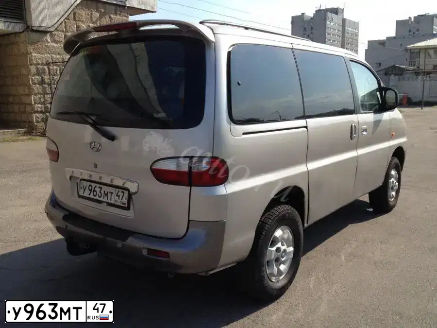 Фото автомобиля HYUNDAI H 1/H 100/STAREX, 2003 — госномер У963МТ47. Цвет: ТЕМНО-СЕРЫЙ
