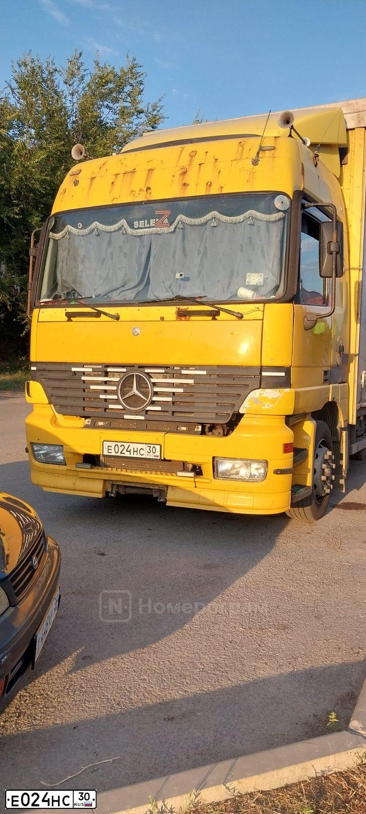 Фото автомобиля MERCEDES ACTROS, 2000 — госномер Е024НС30. Цвет: ЖЕЛТЫЙ