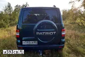 Фото автомобиля UAZ 3163 PATRIOT, 2017 — госномер А593СВ83. Цвет: темно-зеленый металлик