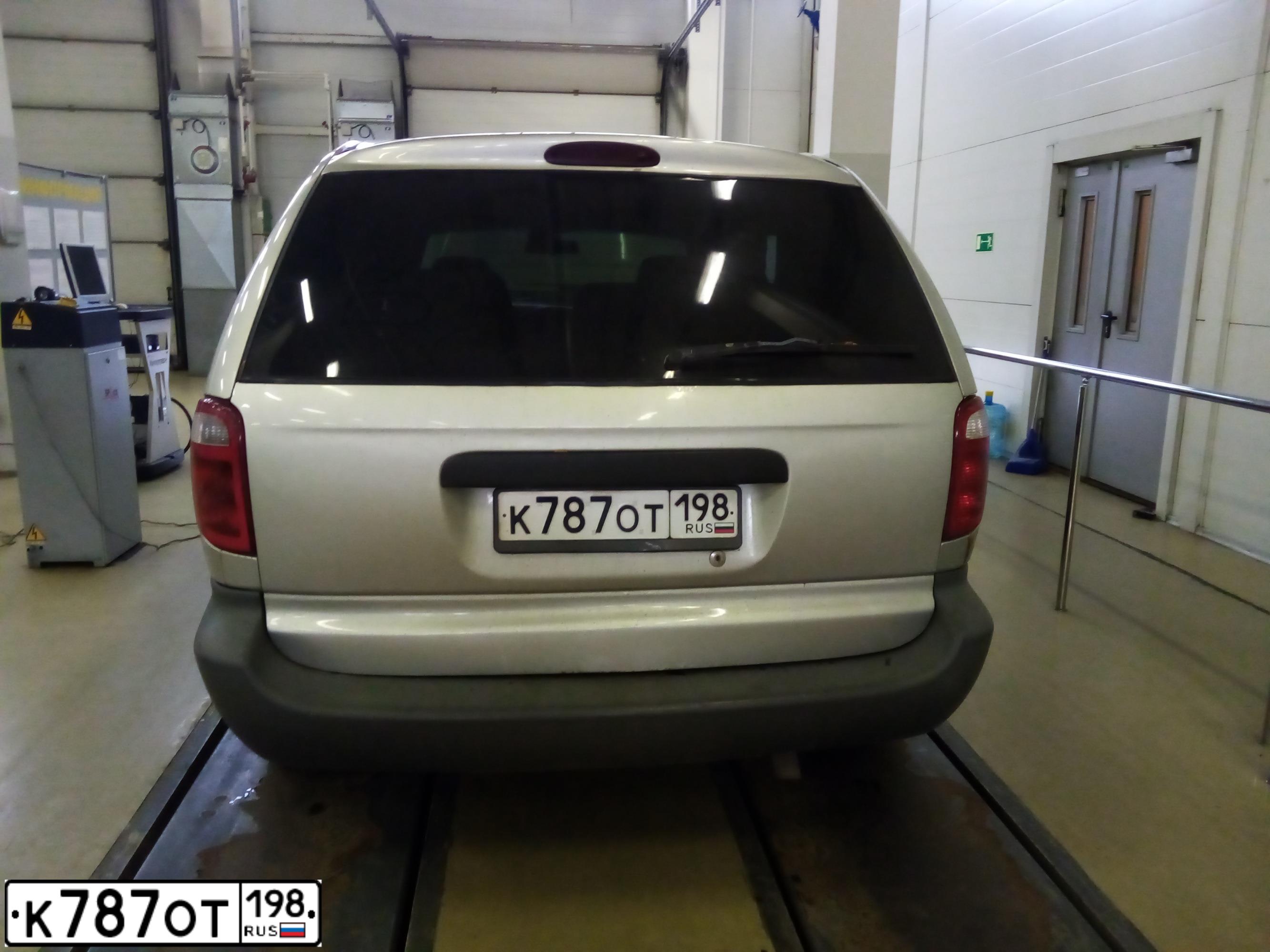 Фото автомобиля CHRYSLER VOYAGER, 2001 — госномер К787ОТ198. Цвет: СЕРЕБРИСТЫЙ
