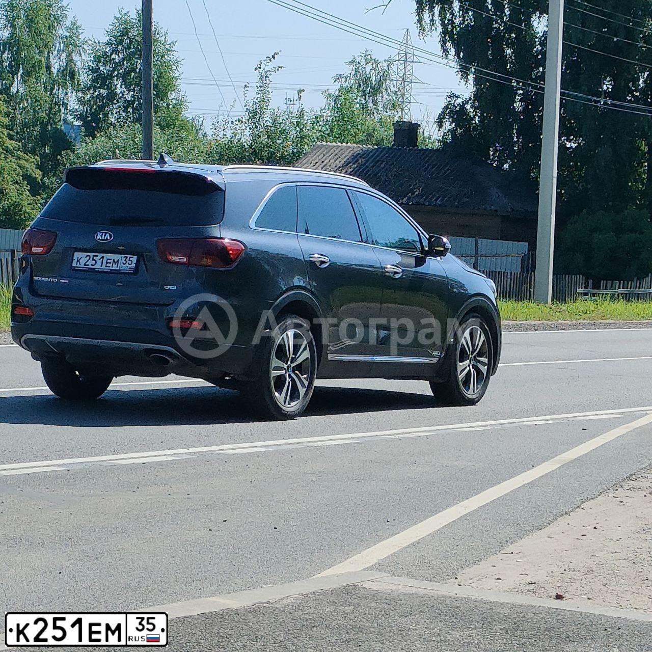 Фото автомобиля KIA SORENTO, 2019 — госномер К251ЕМ35. Цвет: СЕРЫЙ