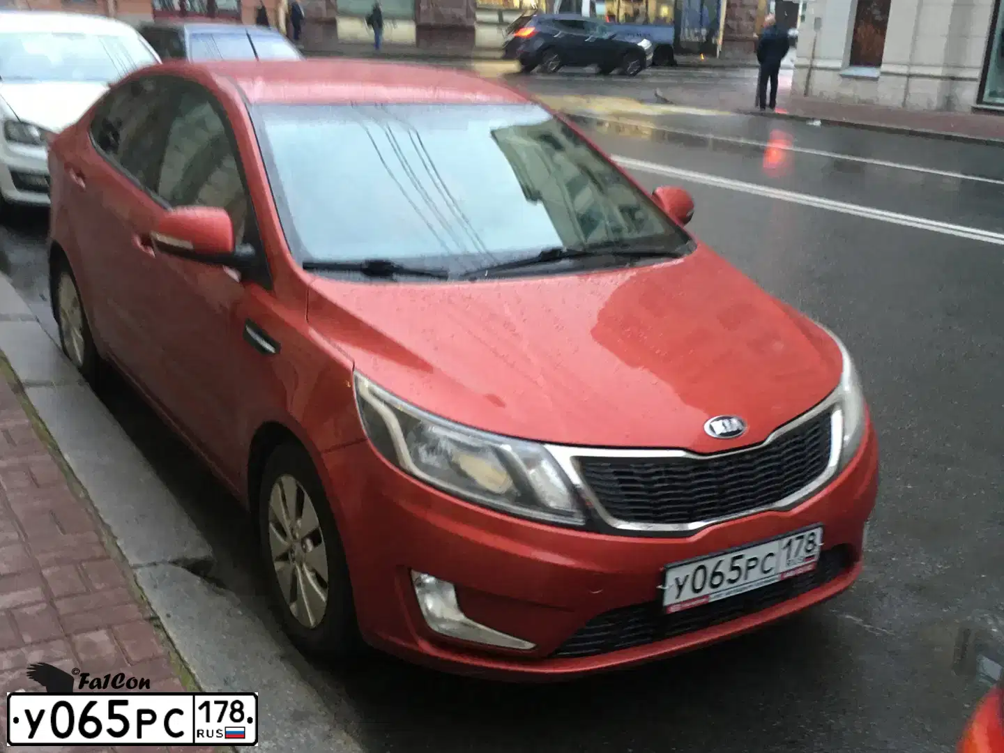 Фото автомобиля KIA RIO, 2013 — госномер У065РС178. Цвет: Красный