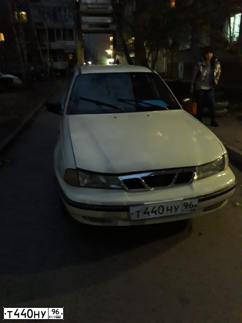 Фото автомобиля DAEWOO NEXIA, 2004 — госномер Т440НУ96. Цвет: Белый