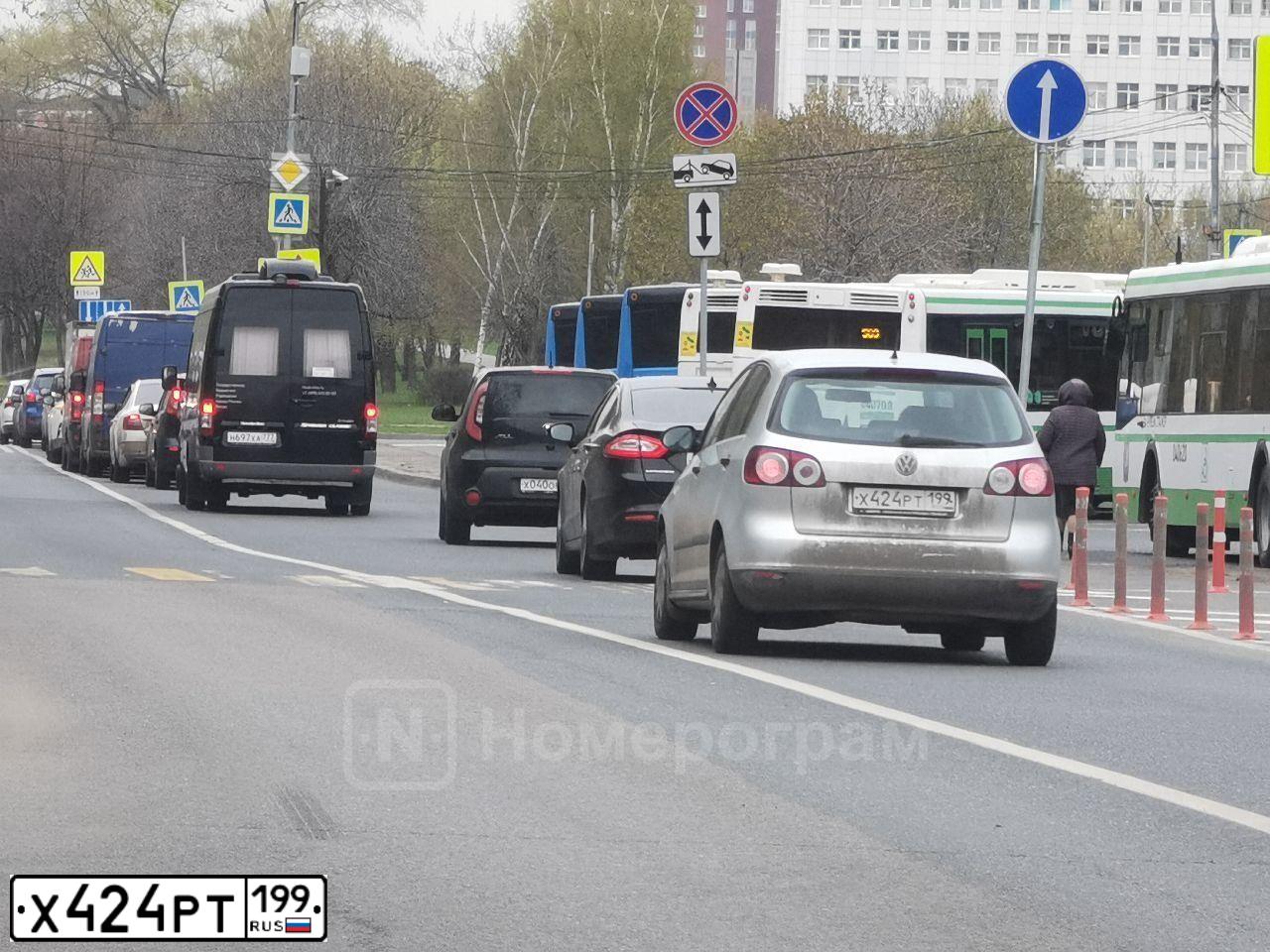 Фото автомобиля VOLKSWAGEN GOLF PLUS, 2008 — госномер Х424РТ199. Цвет: СЕРЫЙ