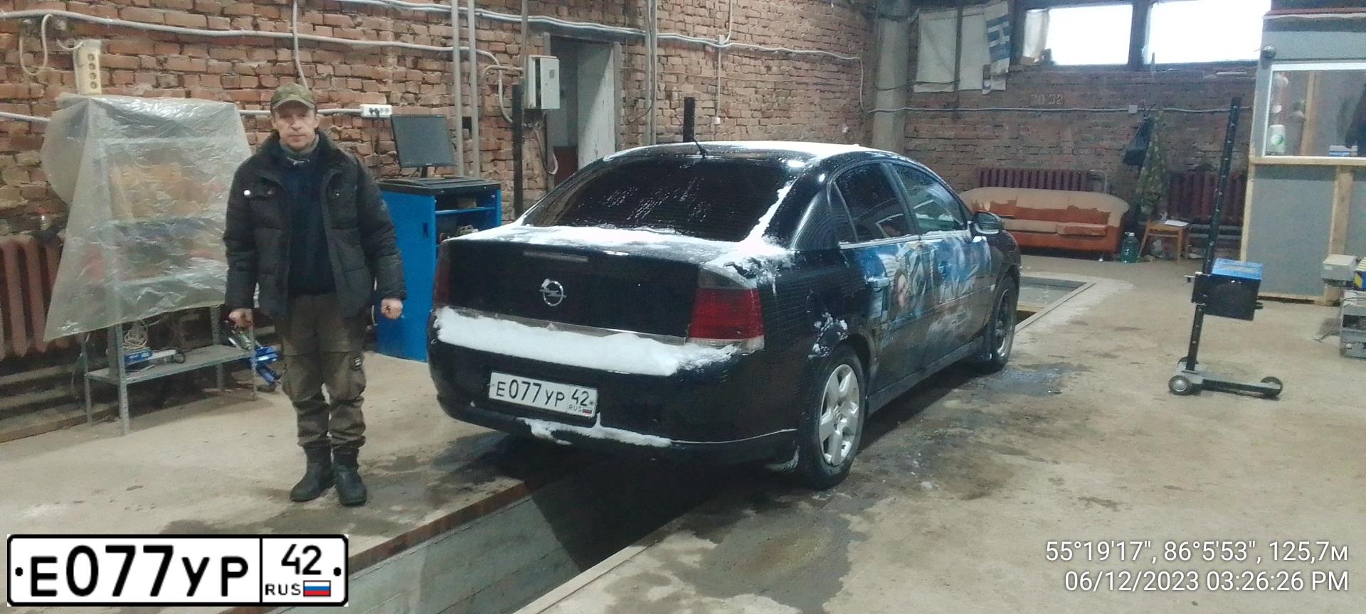 Фото автомобиля OPEL VECTRA, 2006 — госномер Е077УР42. Цвет: ЧЕРНЫЙ