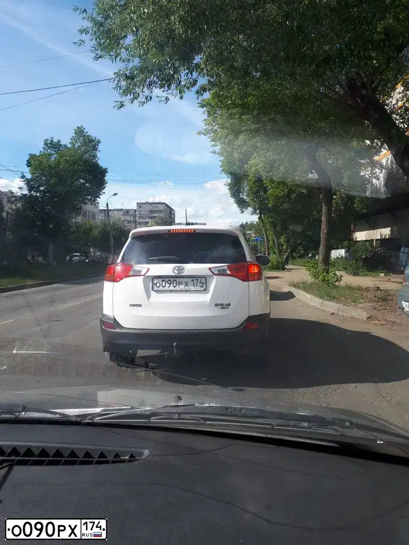 Фото автомобиля TOYOTA RAV4, 2013 — госномер О090РХ174. Цвет: БЕЛЫЙ