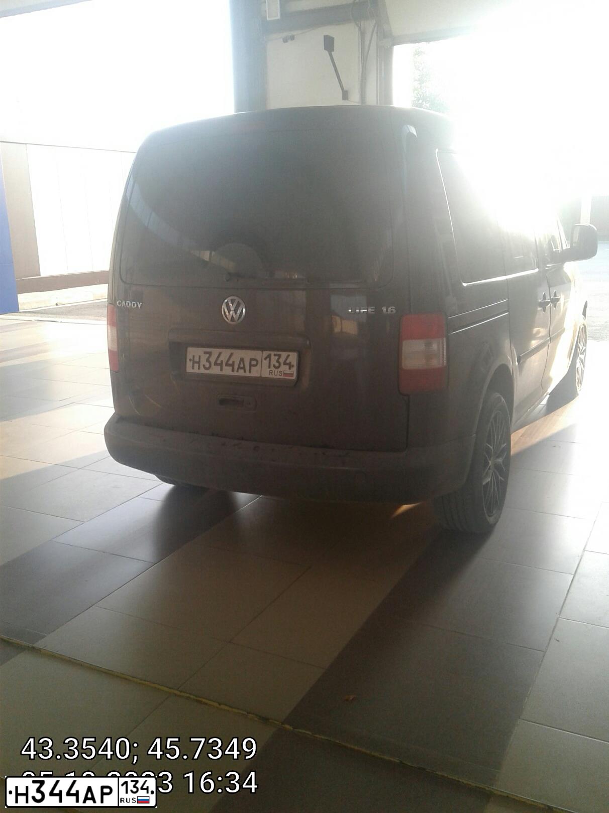 Фото автомобиля VOLKSWAGEN CADDY, 2007 — госномер К444НУ134. Цвет: ЧЕРНЫЙ