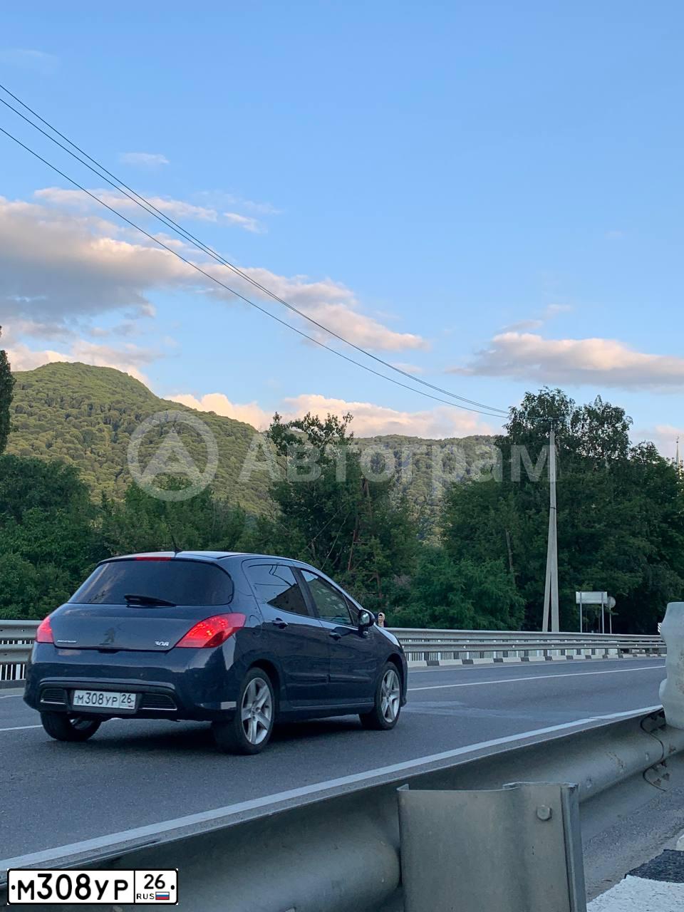Фото автомобиля PEUGEOT 308, 2008 — госномер М308УР26. Цвет: ТЕМНО-СИНИЙ