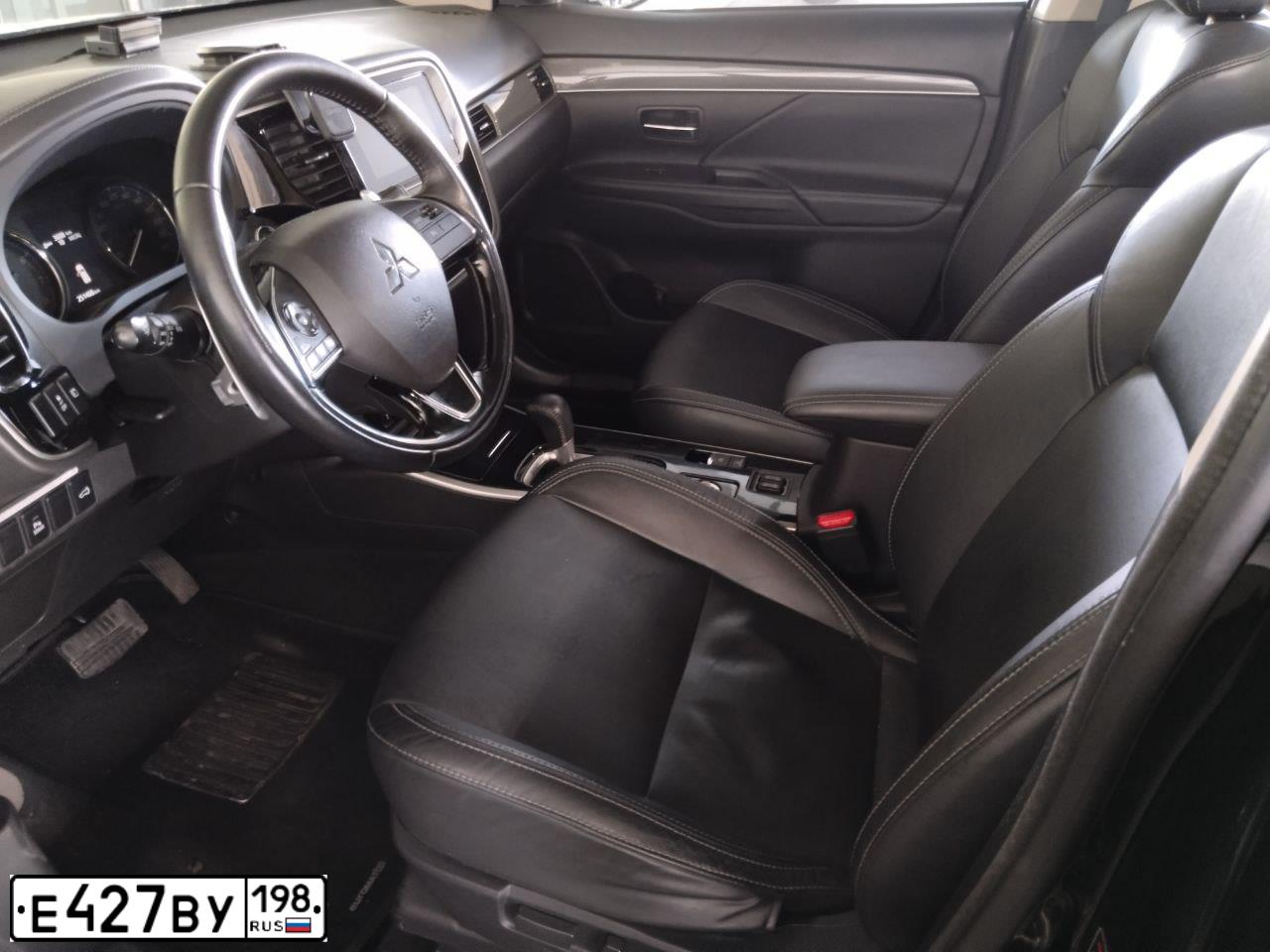 Фото автомобиля MITSUBISHI OUTLANDER, 2019 — госномер Е427ВУ198. Цвет: ЧЕРНЫЙ