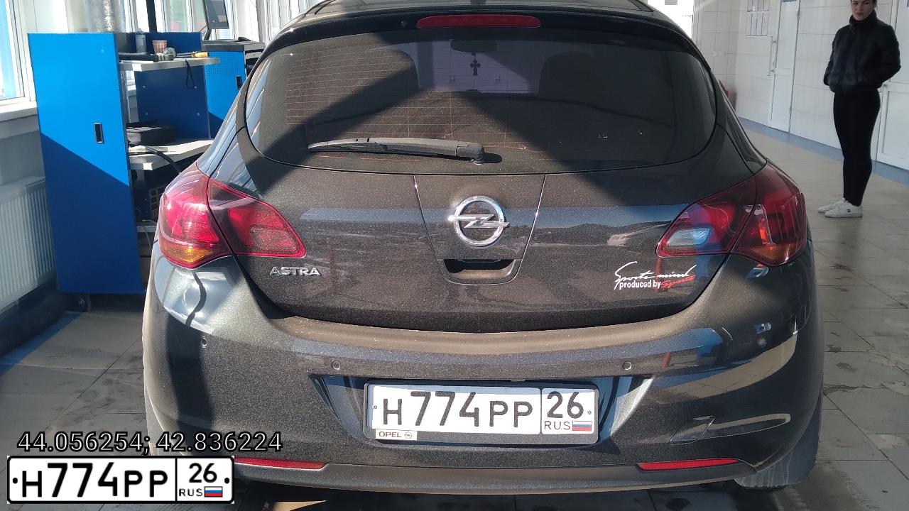 Фото автомобиля OPEL ASTRA, 2012 — госномер Н774РР26. Цвет: ЧЕРНЫЙ МЕТАЛЛИК