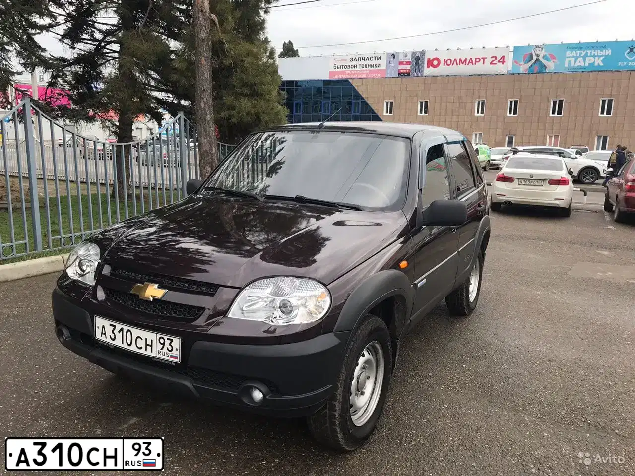 Фото автомобиля CHEVROLET NIVA, 2010 — госномер В648ХВ126. Цвет: Темно-коричневый металлик