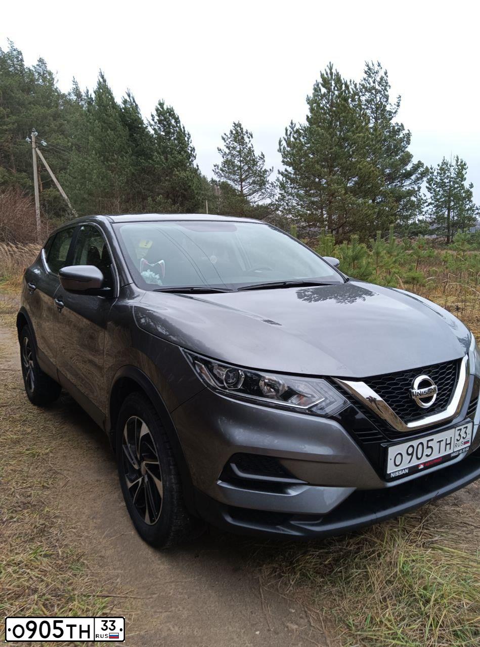 Фото автомобиля NISSAN QASHQAI, 2022 — госномер О905ТН33. Цвет: СЕРЫЙ