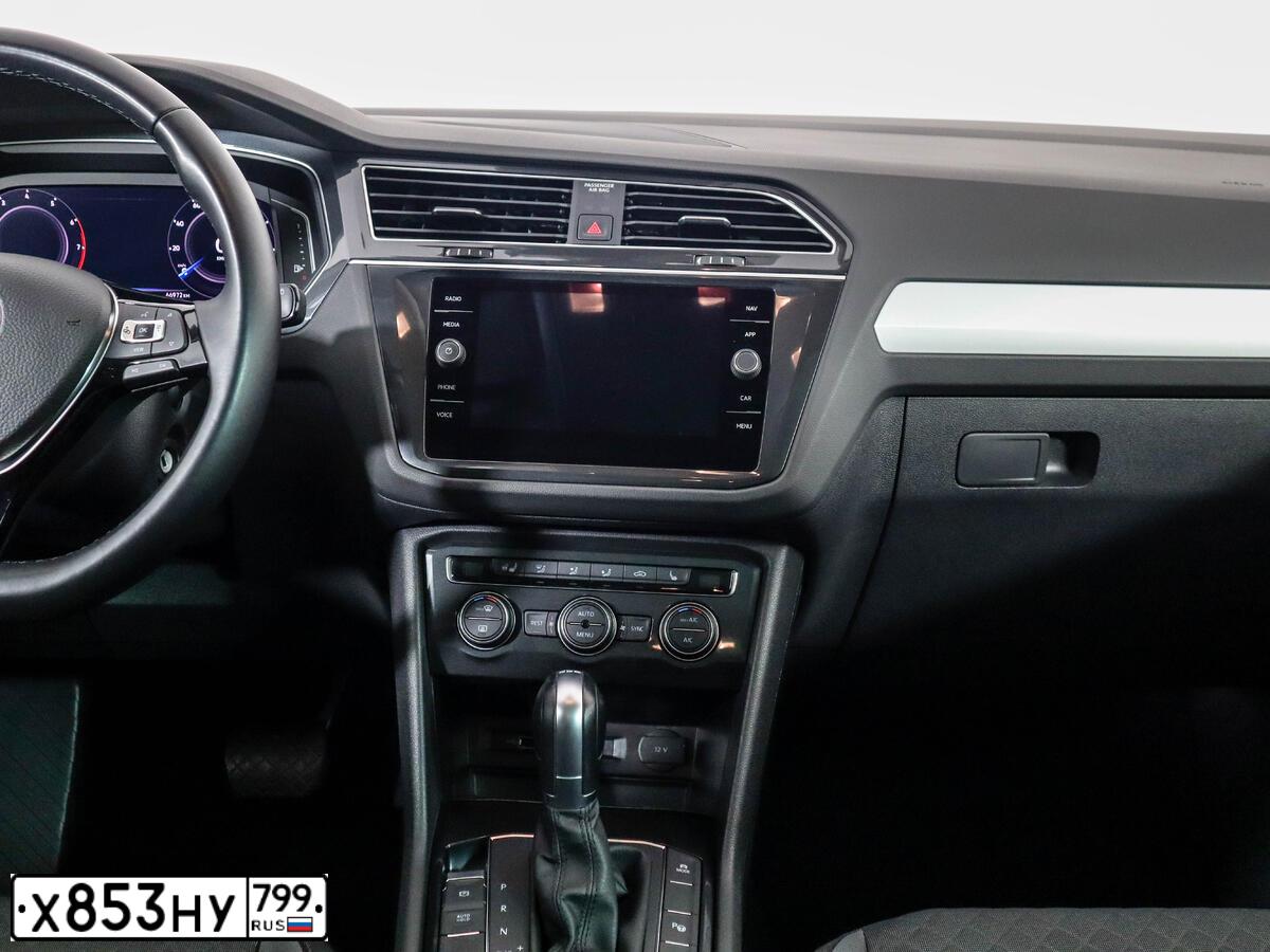 Фото автомобиля VOLKSWAGEN TIGUAN, 2019 — госномер У389АА977. Цвет: Коричневый