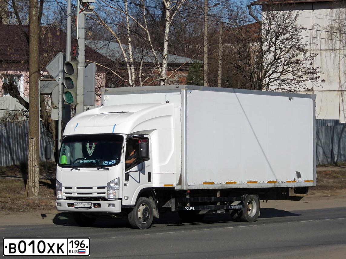 Фото автомобиля ISUZU NPR, 2015 — госномер В010ХК196. Цвет: Белый