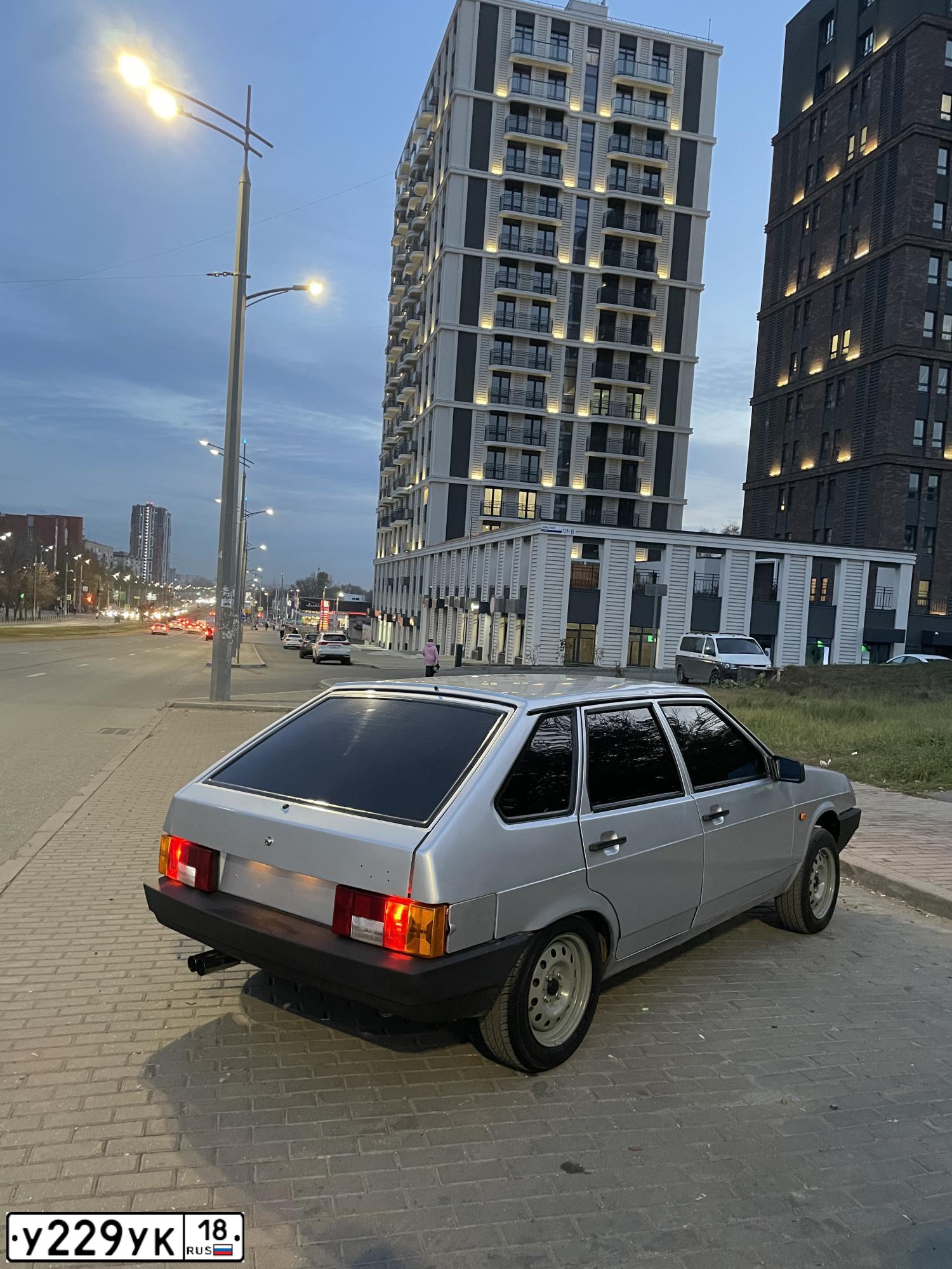 Фото автомобиля LADA 2109 SAMARA, 2002 — госномер У229УК18. Цвет: СЕРЕБРИСТЫЙ