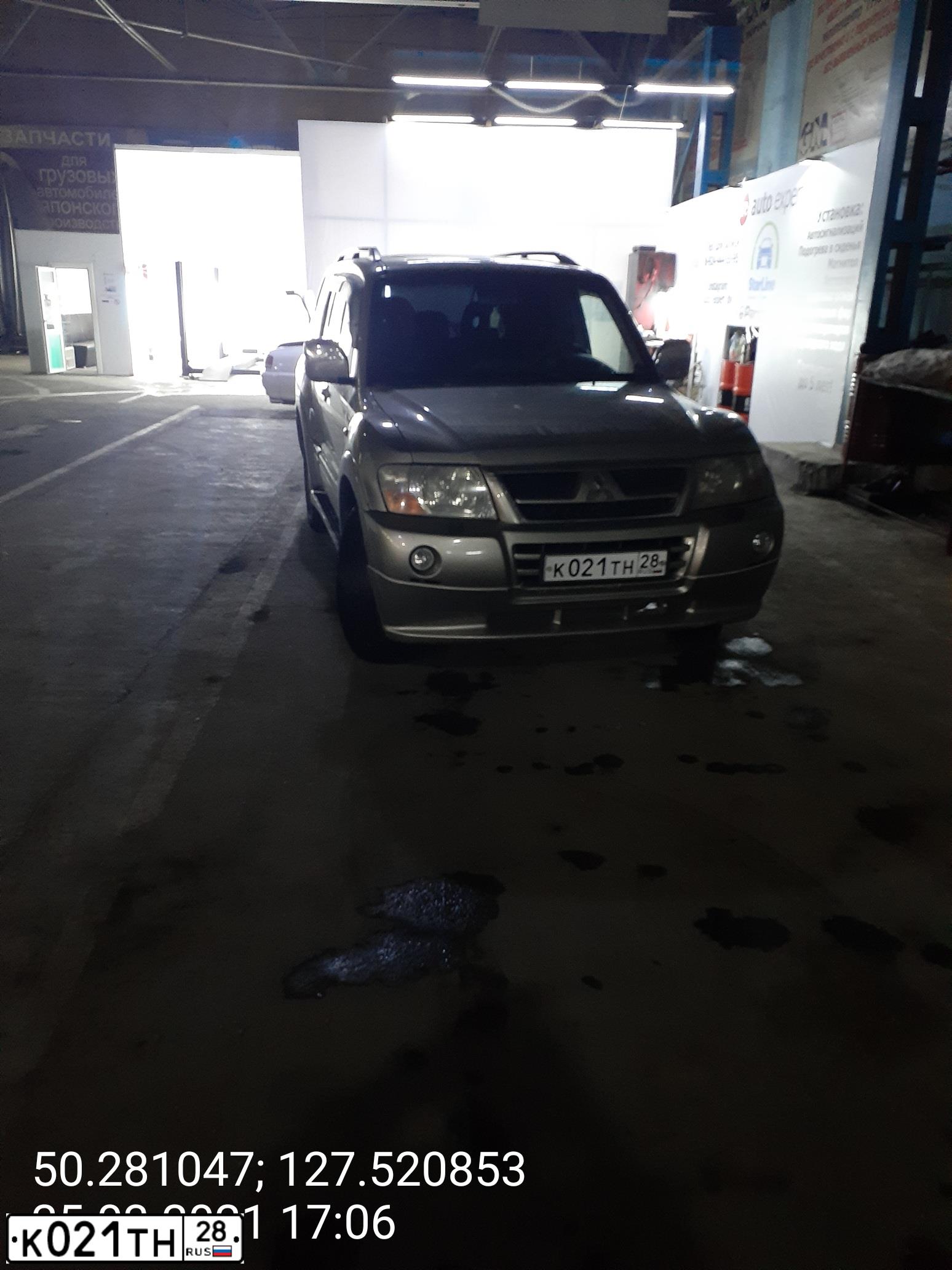 Фото автомобиля MITSUBISHI PAJERO, 2004 — госномер К021ТН28. Цвет: БЕЖЕВЫЙ