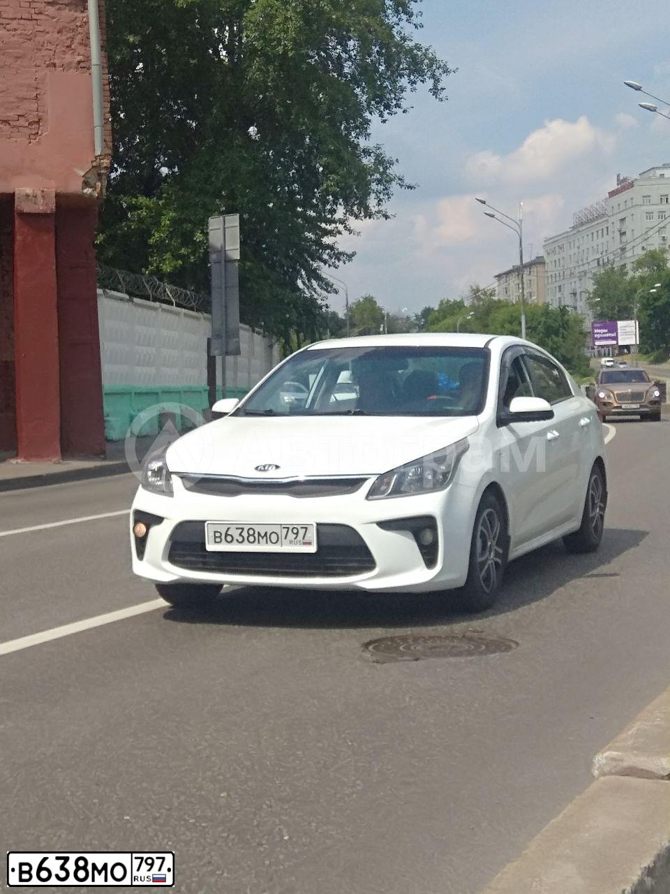 Фото автомобиля КИА РИО, 2018 — госномер М687ХМ33. Цвет: БЕЛЫЙ
