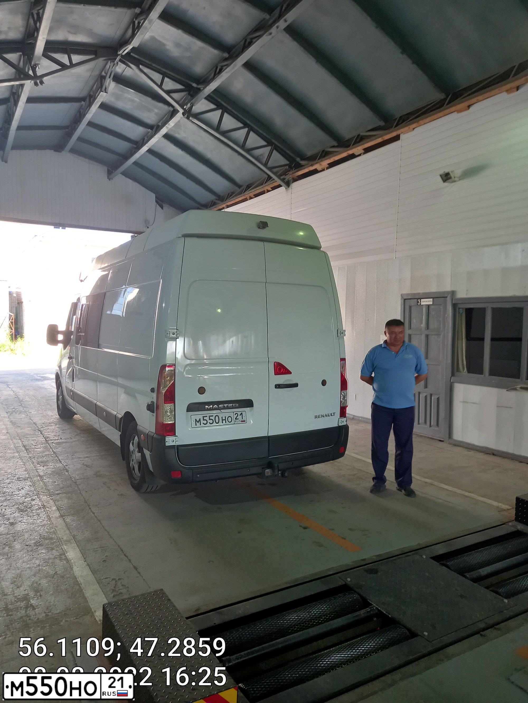 Фото автомобиля RENAULT MASTER, 2014 — госномер М550НО21. Цвет: Белый