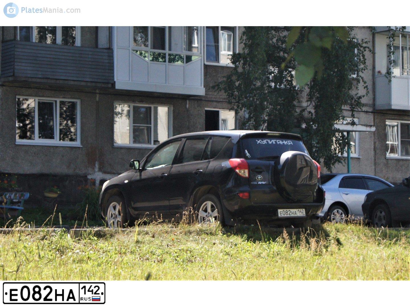 Фото автомобиля TOYOTA RAV4, 2008 — госномер Е082НА142. Цвет: ЧЕРНЫЙ