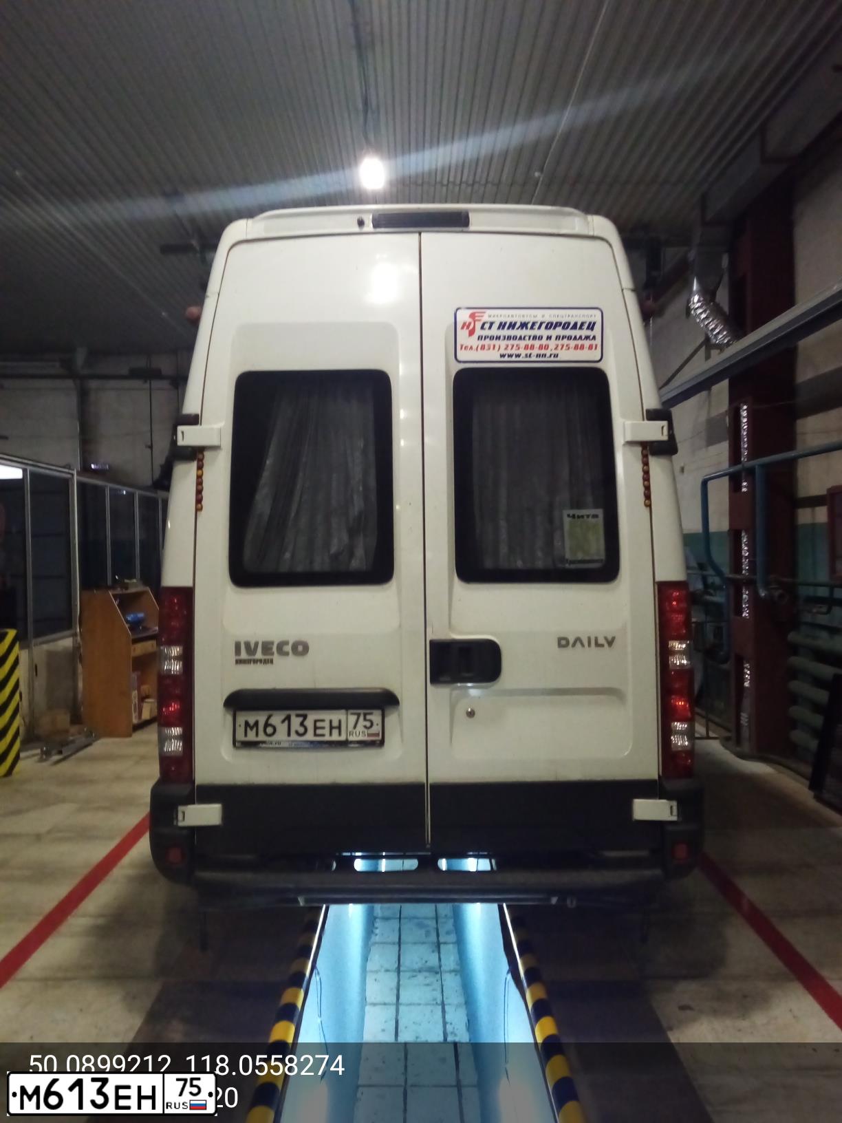 Фото автомобиля IVECO DAILY, 2014 — госномер М613ЕН75. Цвет: Белый