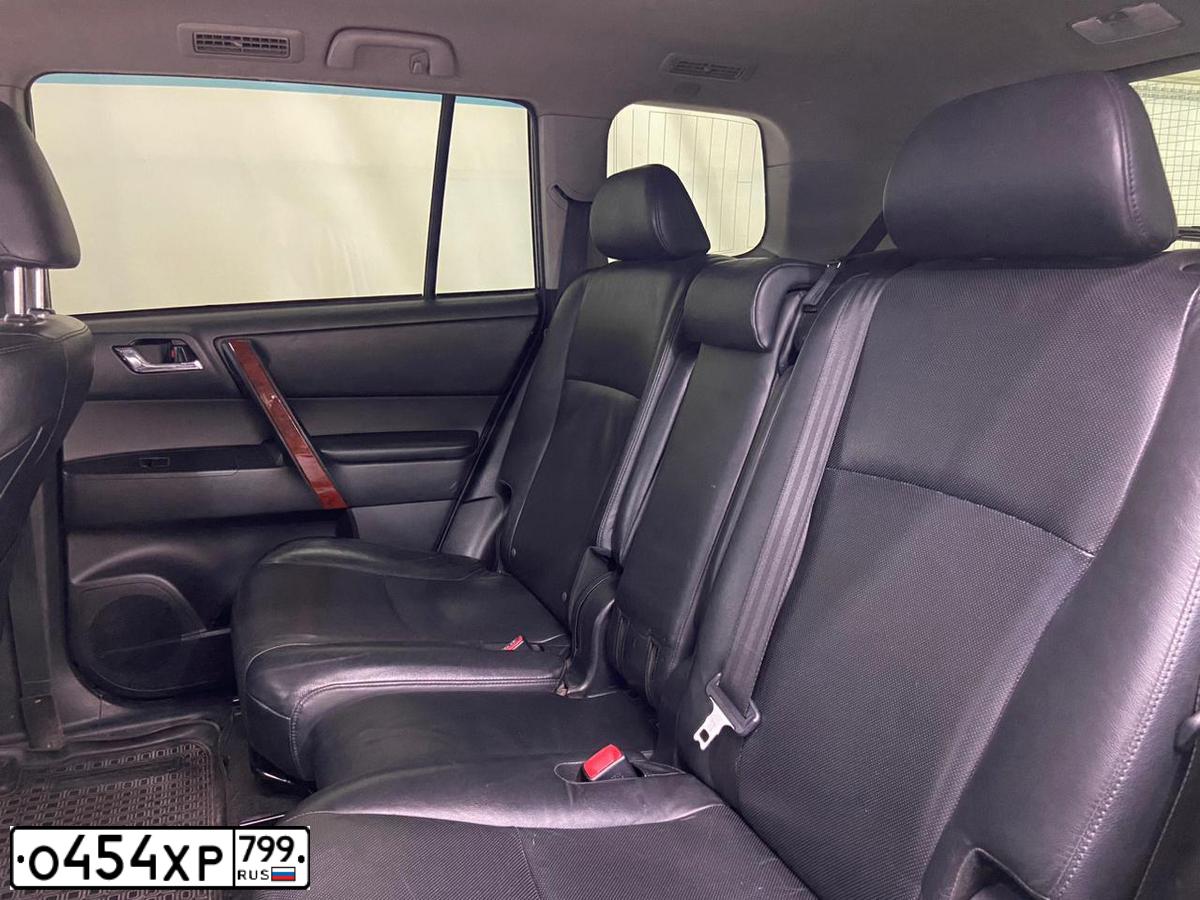 Фото автомобиля TOYOTA HIGHLANDER, 2013 — госномер О454ХР799. Цвет: ТЕМНО-БОРДОВЫЙ