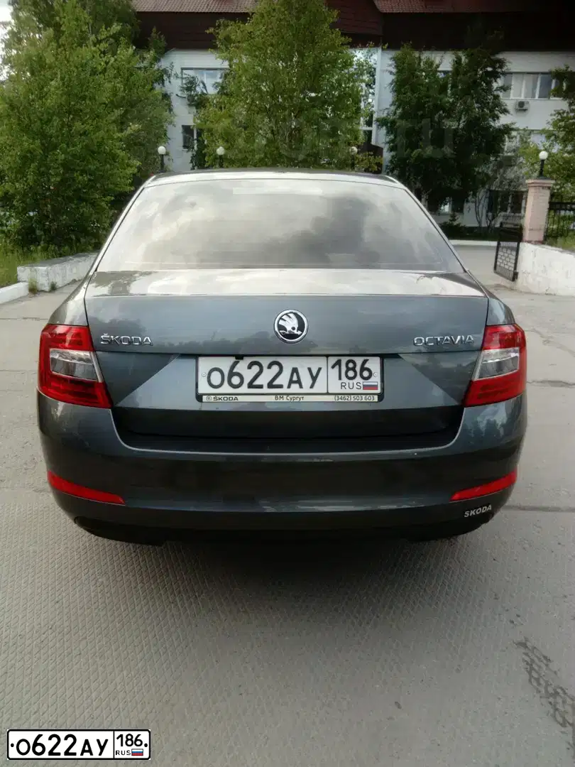 Фото автомобиля SKODA OCTAVIA, 2014 — госномер О622АУ186. Цвет: ТЕМНО-СЕРЫЙ