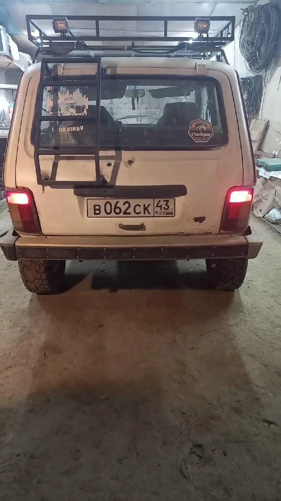 Фото автомобиля LADA 2121 NIVA, 1995 — госномер М613НК21. Цвет: Белый