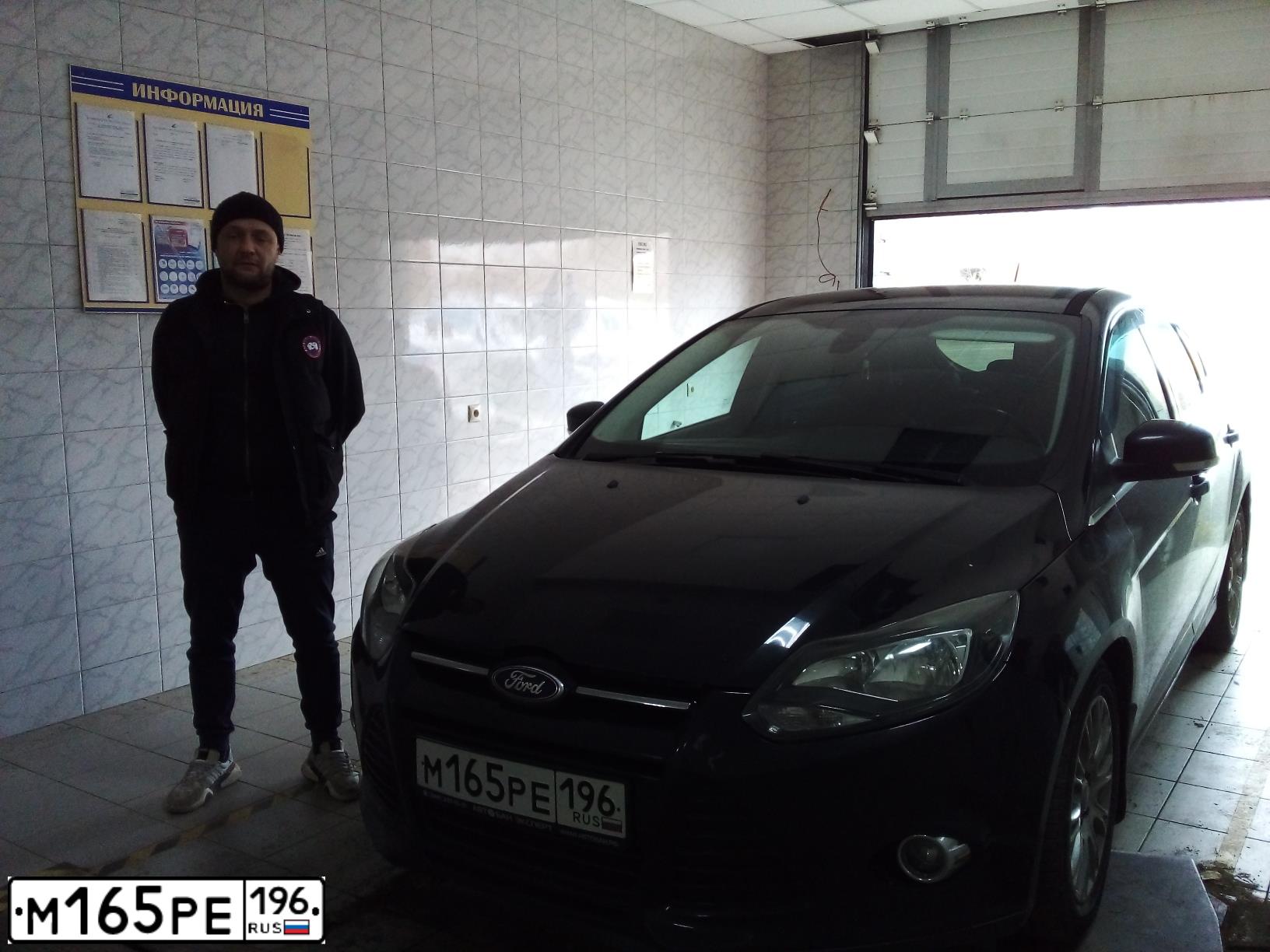 Фото автомобиля FORD FOCUS, 2012 — госномер М165РЕ196. Цвет: ЧЕРНЫЙ