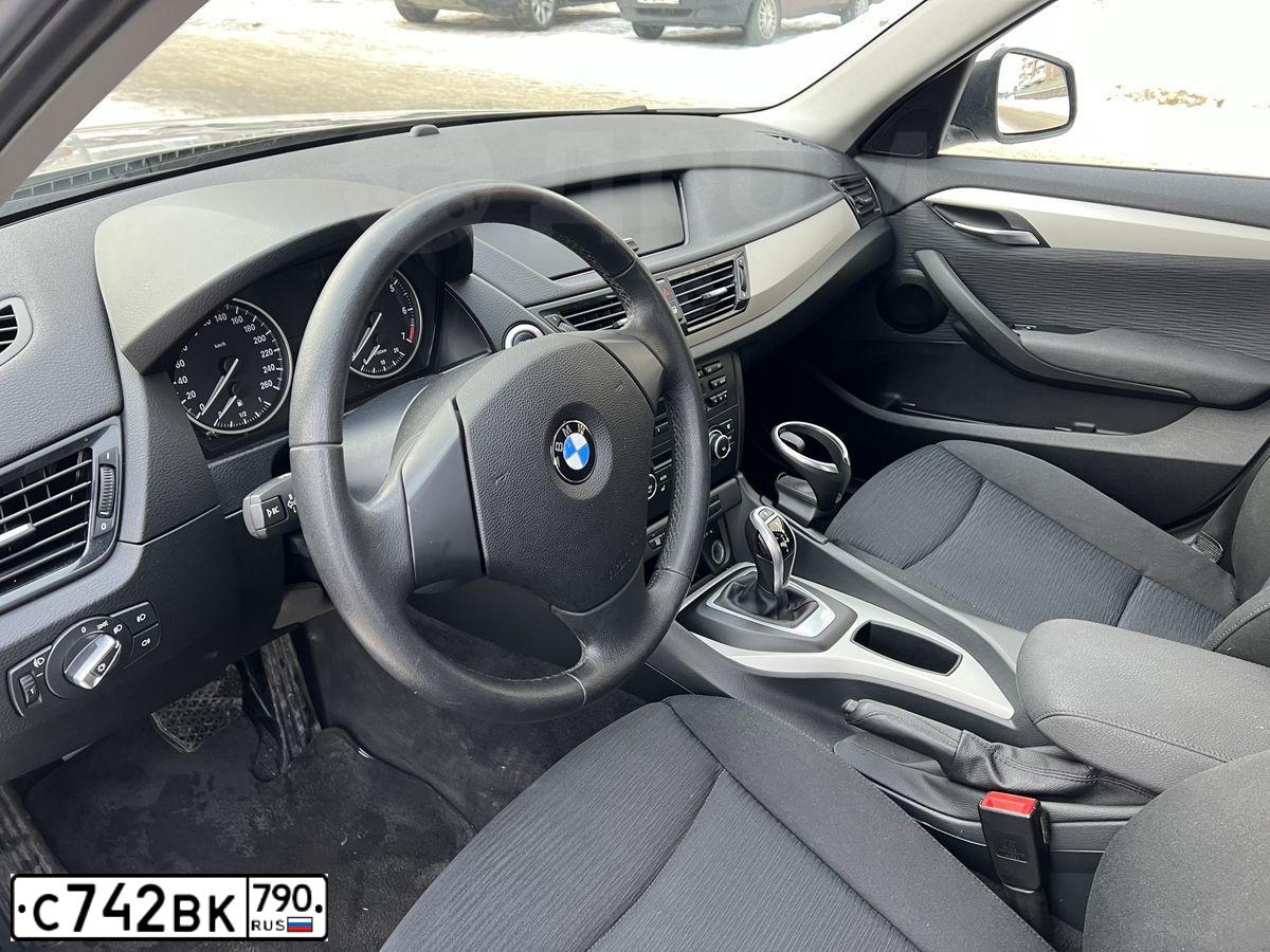 Фото автомобиля BMW X1, 2012 — госномер В938ОХ51. Цвет: СВЕТЛО-БЕЖЕВЫЙ