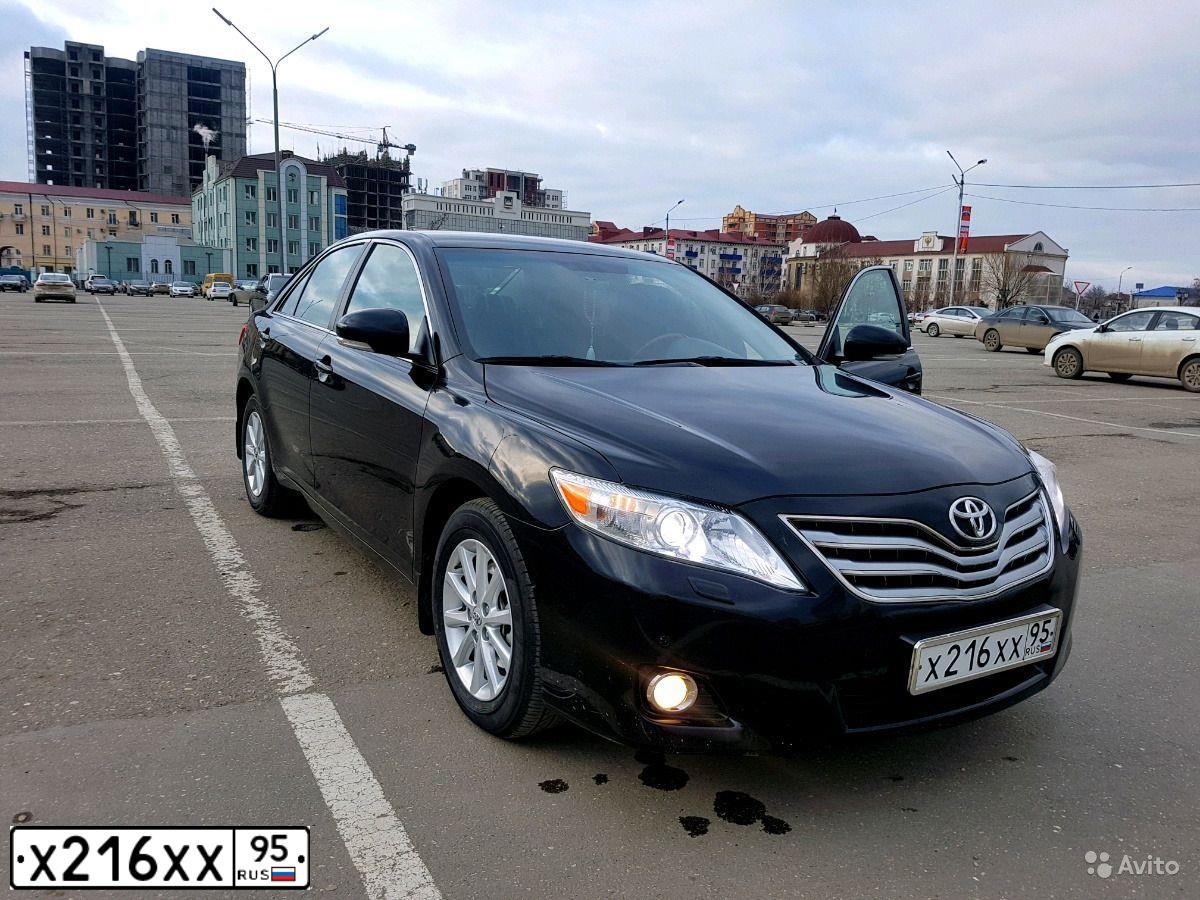 Фото автомобиля TOYOTA CAMRY, 2017 — госномер Е222АЕ95. Цвет: ЧЕРНЫЙ МЕТАЛЛИК