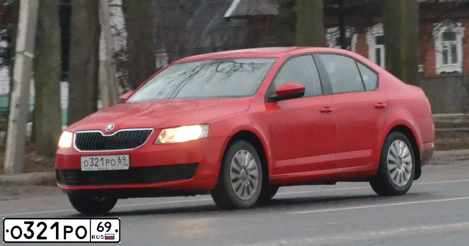 Фото автомобиля SKODA OCTAVIA, 2013 — госномер О321РО69. Цвет: Красный
