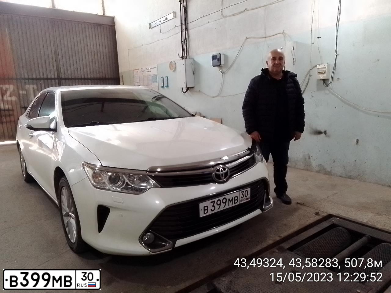 Фото автомобиля TOYOTA CAMRY, 2015 — госномер В494МХ07. Цвет: БЕЛЫЙ ПЕРЛАМУТР