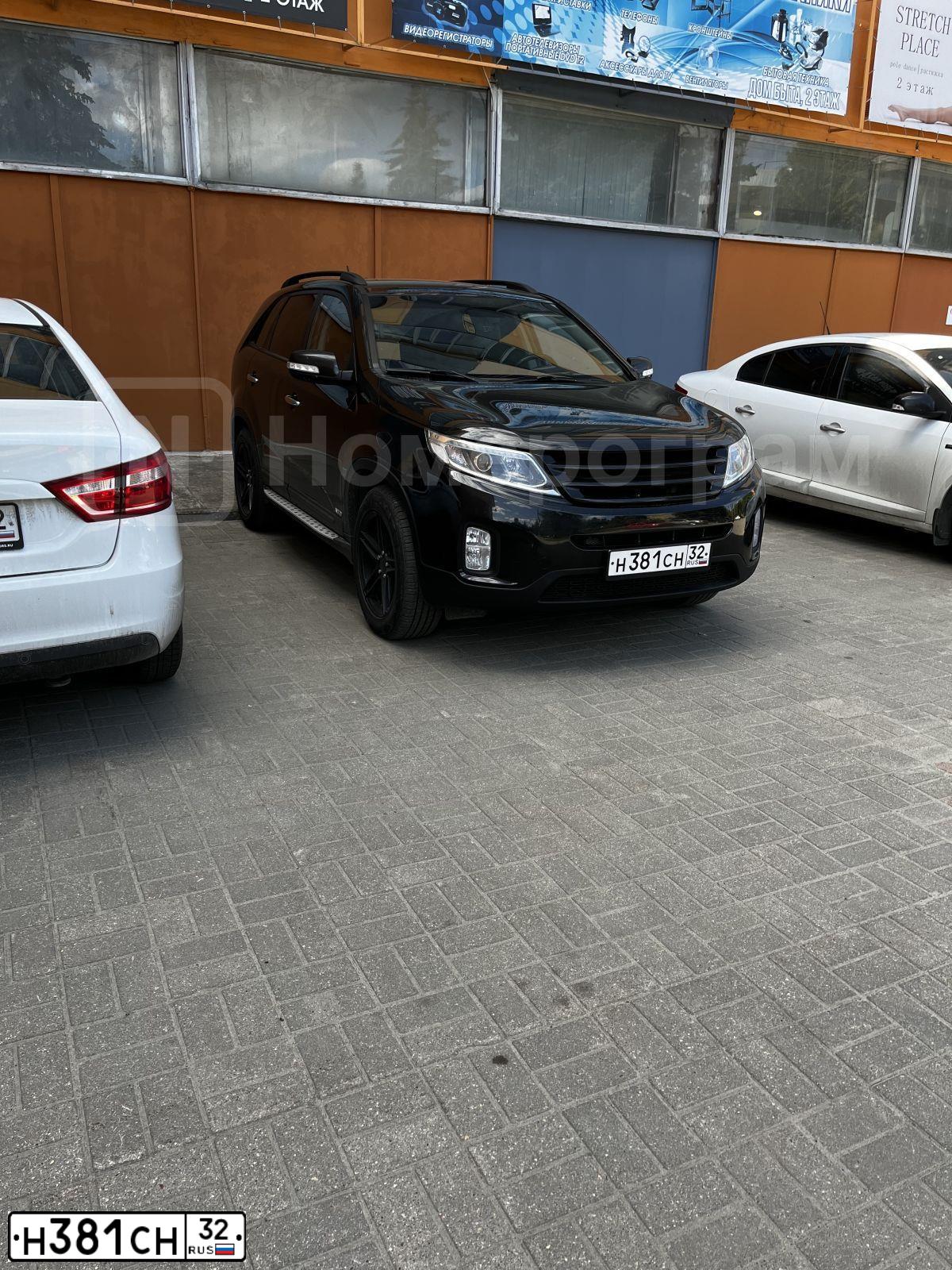Фото автомобиля KIA SORENTO, 2014 — госномер Н381СН32. Цвет: ЧЕРНЫЙ