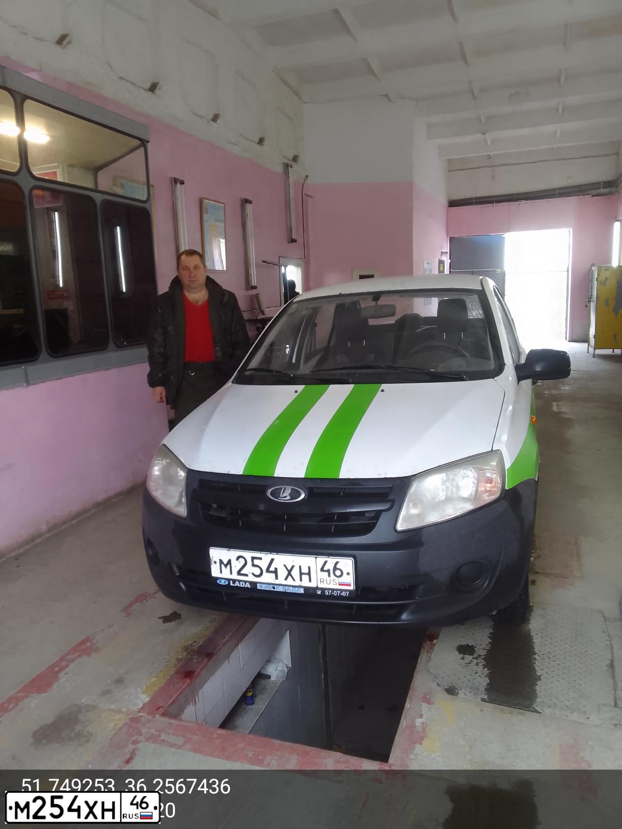 Фото автомобиля LADA 2190 GRANTA, 2012 — госномер М254ХН46. Цвет: БЕЛЫЙ