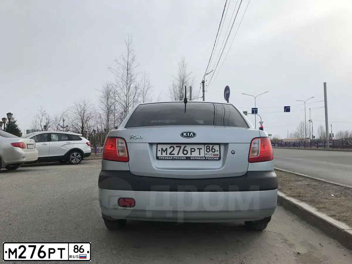 Фото автомобиля KIA RIO, 2007 — госномер Е800НК186. Цвет: ПОЛЯРНОЕ СЕРЕБРО