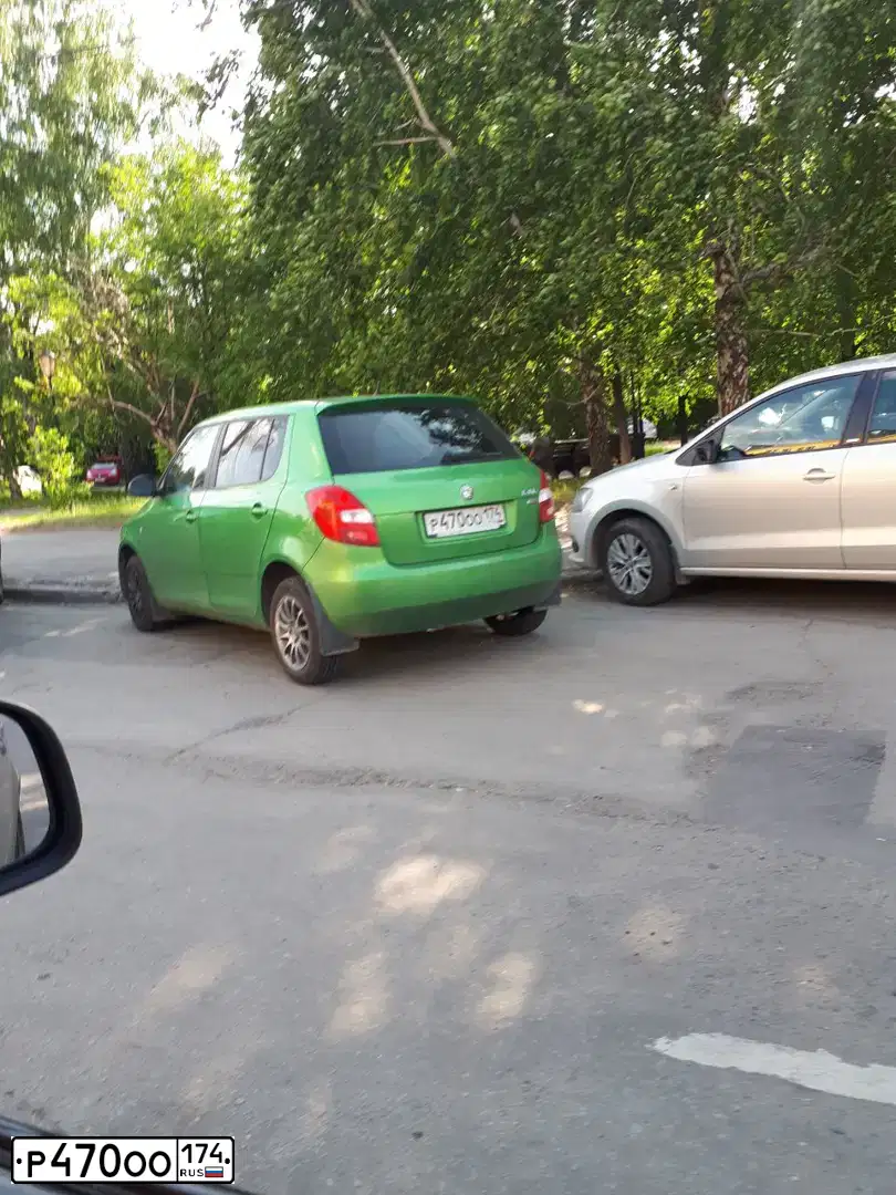 Фото автомобиля SKODA FABIA, 2011 — госномер Р470ОО174. Цвет: ЗЕЛЕНЫЙ