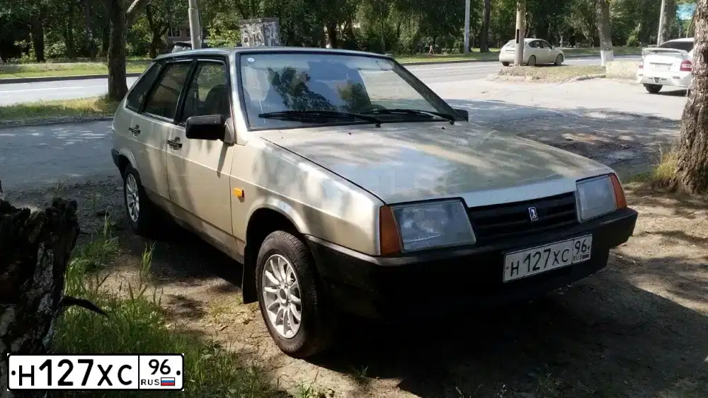 Фото автомобиля LADA 2109 SAMARA, 1999 — госномер Н127ХС96. Цвет: СЕРО-БЕЖЕВЫЙ
