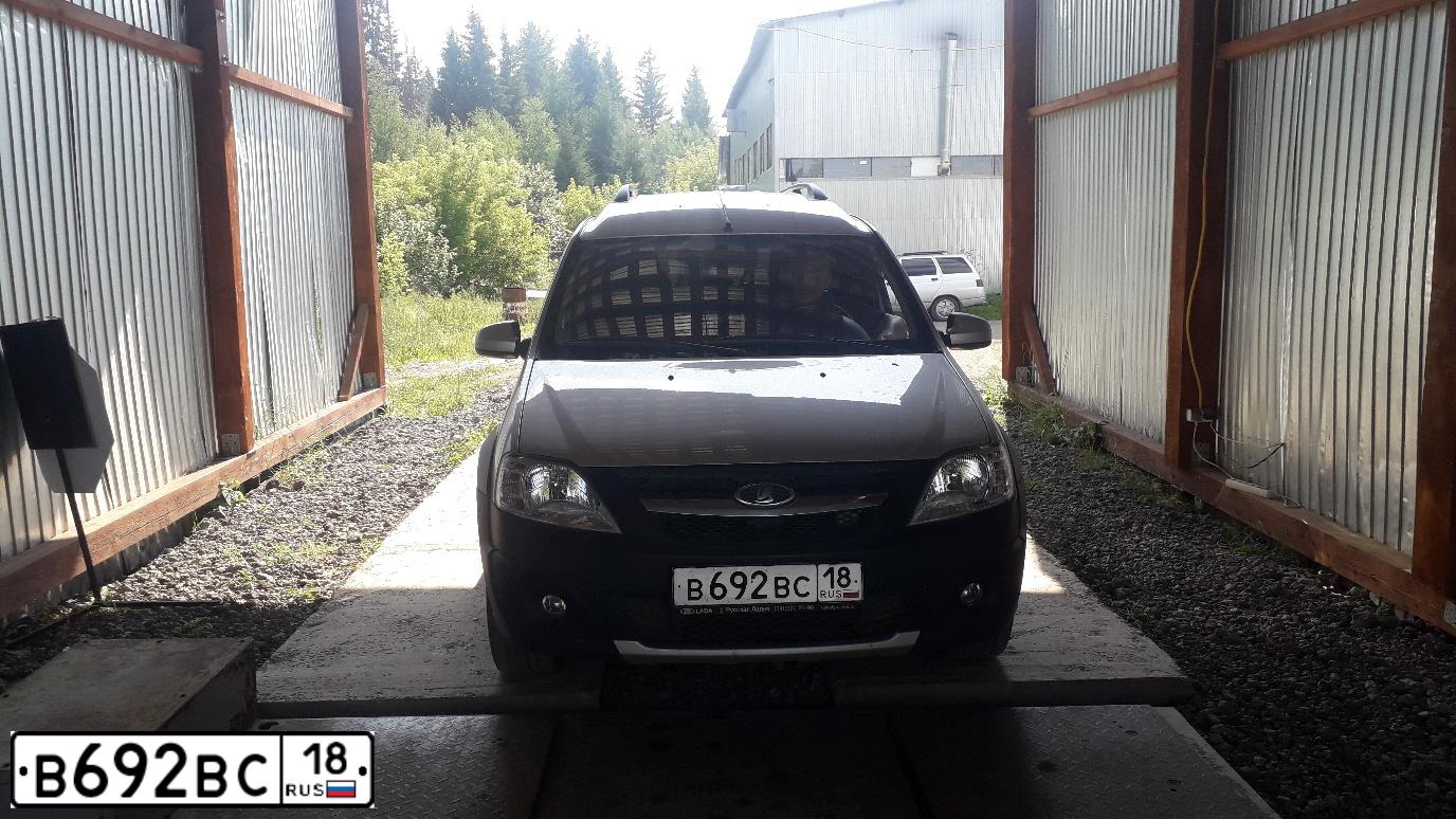 Фото автомобиля LADA LARGUS, 2017 — госномер В692ВС18. Цвет: Серебристый