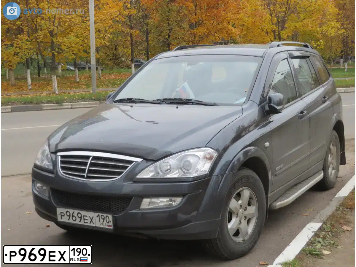 Фото автомобиля SSANGYONG KYRON, 2010 — госномер Р969ЕХ190. Цвет: СЕРЫЙ