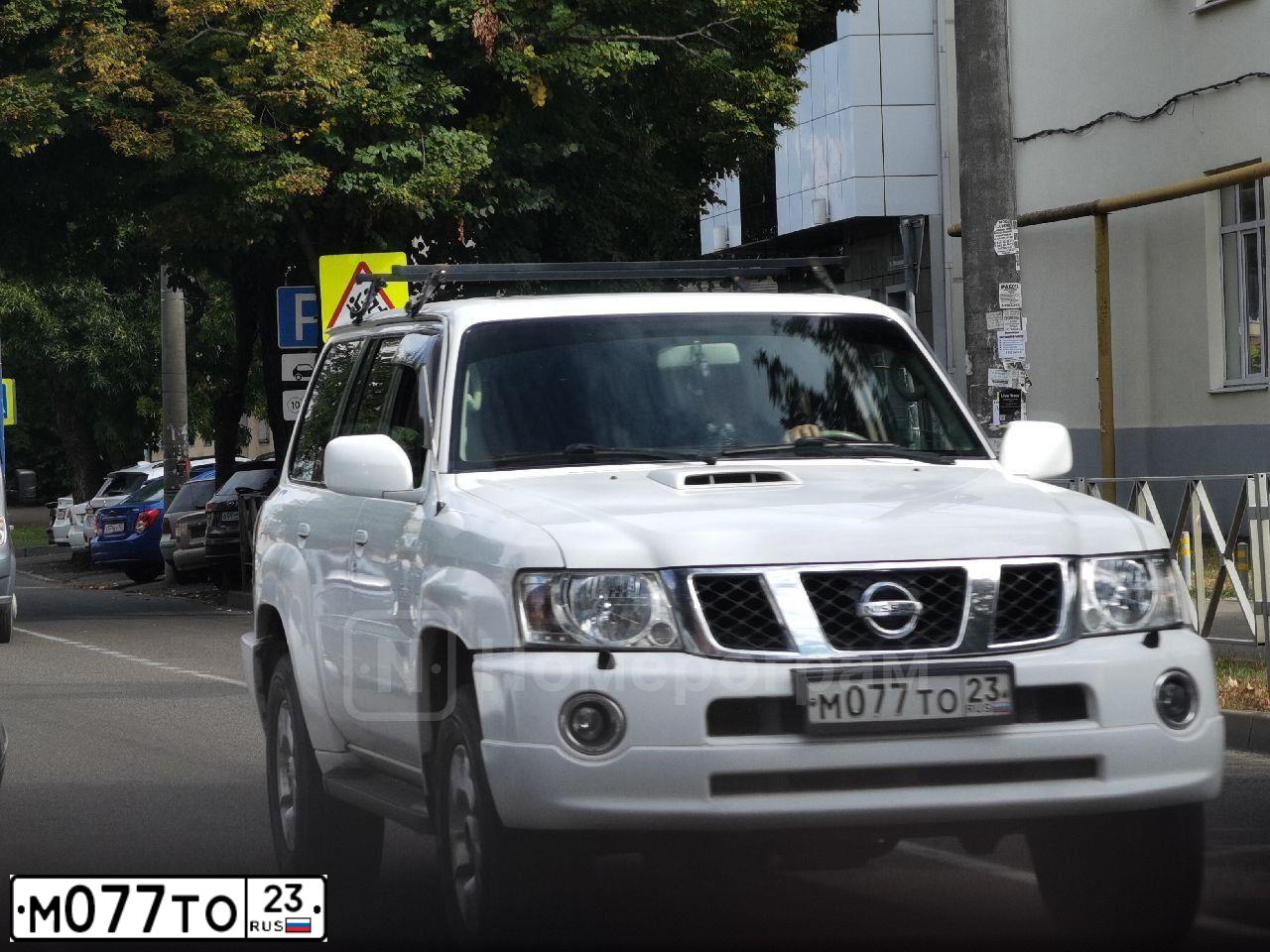 Фото автомобиля NISSAN PATROL, 2008 — госномер М077ТО23. Цвет: Белый