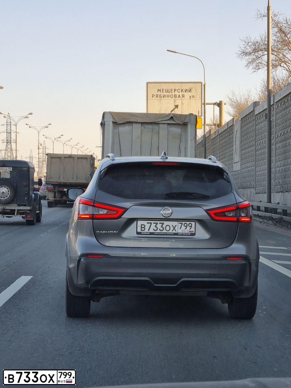 Фото автомобиля NISSAN QASHQAI, 2019 — госномер В733ОХ799. Цвет: СЕРЫЙ
