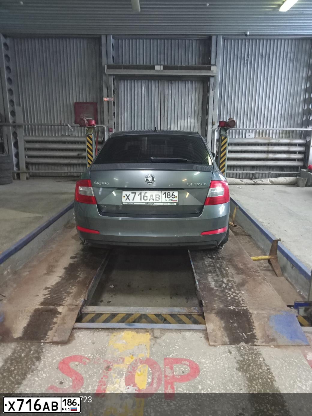 Фото автомобиля SKODA OCTAVIA, 2013 — госномер Х716АВ186. Цвет: ТЕМНО СЕРЫЙ