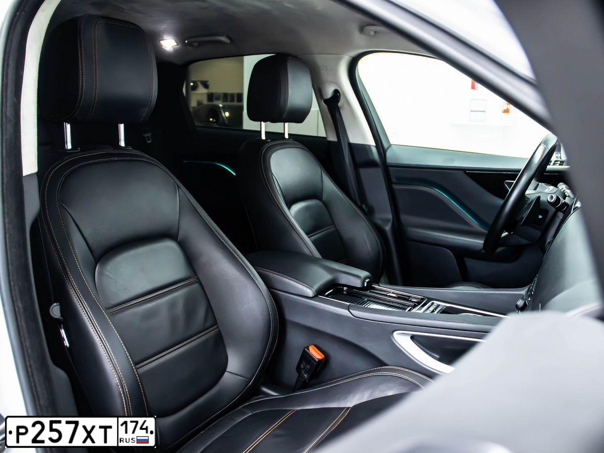 Фото автомобиля JAGUAR F-PACE, 2018 — госномер Р257ХТ174. Цвет: БЕЛЫЙ