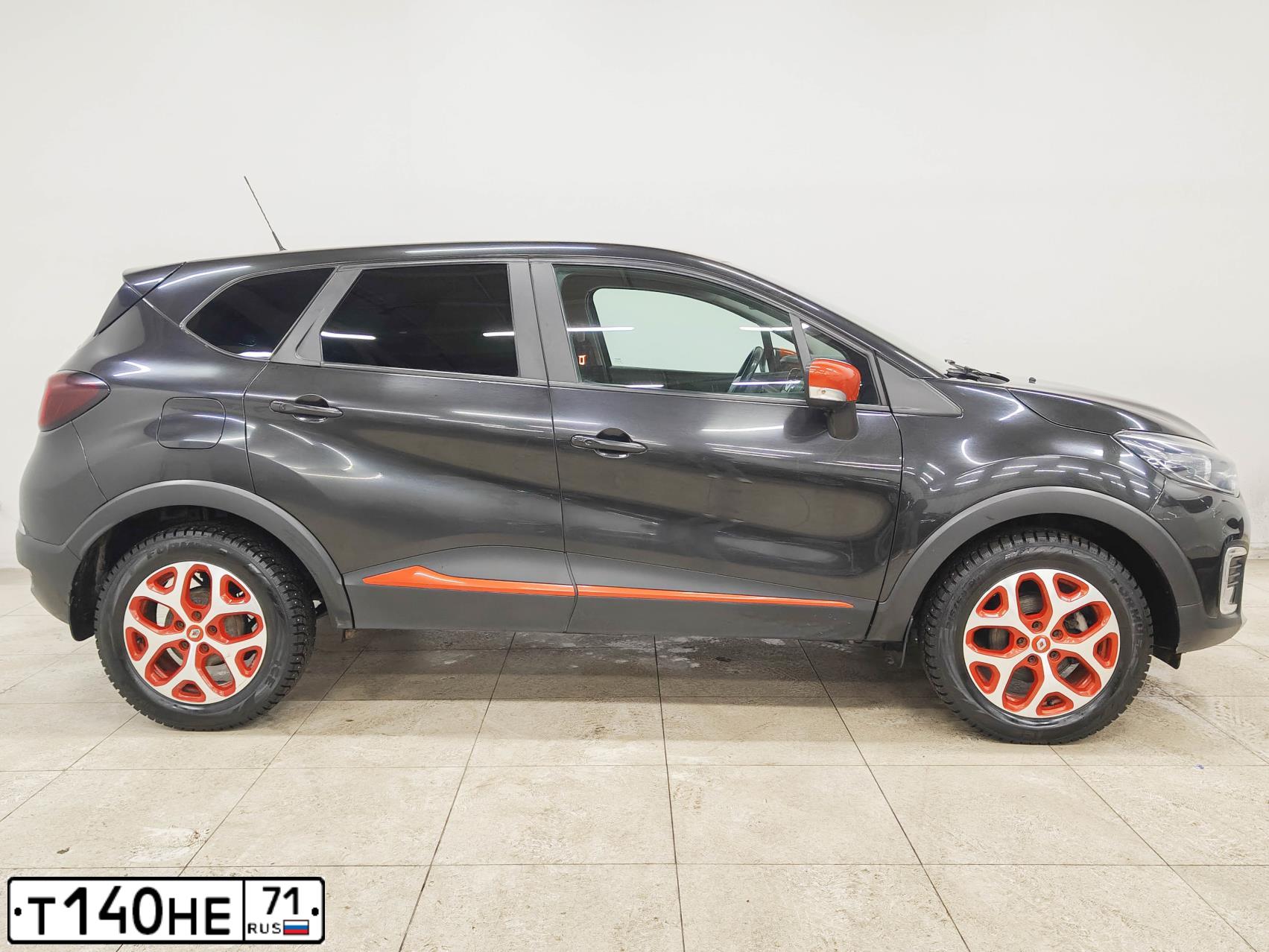 Фото автомобиля RENAULT KAPTUR, 2017 — госномер Т140НЕ71. Цвет: ЧЕРНЫЙ